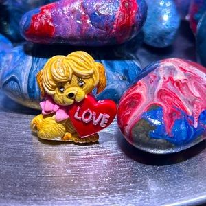 Vintage collectable pin. Valentine’s Day puppy with heart. world trend Taiwan.